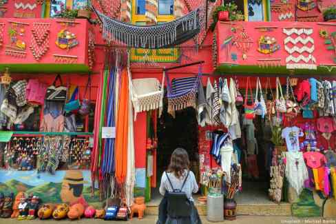 4-Raquira-1-Unsplash-Michael-Baron-Marche-a-Raquira-web