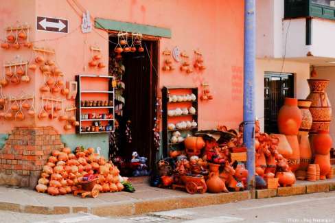 5-Raquira-2-Flickr-Reg-Natarajan-Boutique-de-poterie-a-Raquira-web