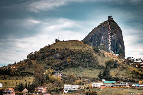 7-Pedra2-Unsplash-Felipe-Salgado-La-Pedra-del-Penol-web