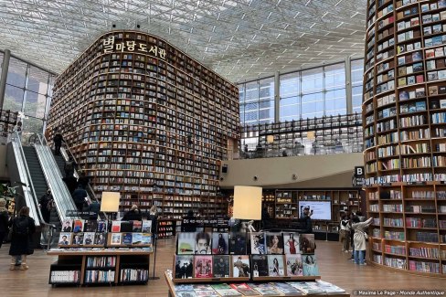 Intérieur de la Starfield Library dans le quartier de Gangnam à Séoul
