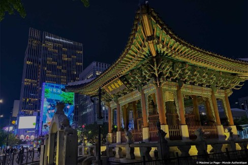 Contraste entre tradition et modernité dans une rue à Jongno
