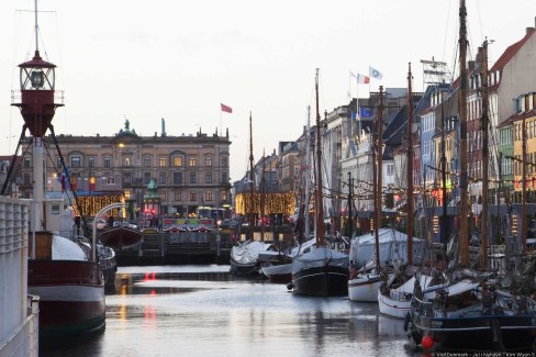 VisitDenmark-Jul-i-Nyhavn_Kim-Wyon-5-web