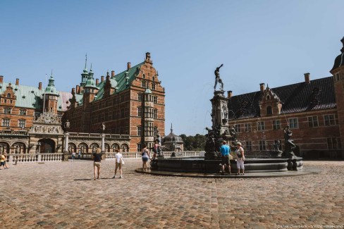 frederiksborg-castle-courtyard-fountain-web