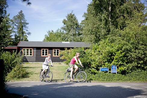 13-VisitDenmark-Panorama-cyclists-in-front-of-a-summer-house