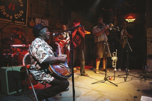 Clarksdale, MS: Band playing at Ground Zero Blues Club