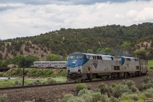 Le California Zephyr traversant la rivière Colorado aux Etats-Unis