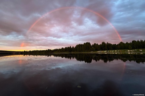 Jeux de lumière sur la rivière Ounasjoki durant l'été en Laponie finlandaise