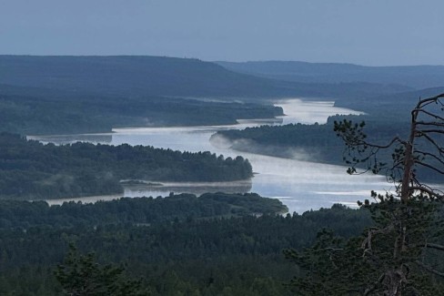 Vue sur la rivière Ounasjoki depuis Santavaara sous le soleil de minuit en Laponie finlandaise