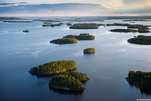 Région des lacs vue du ciel en Finlande