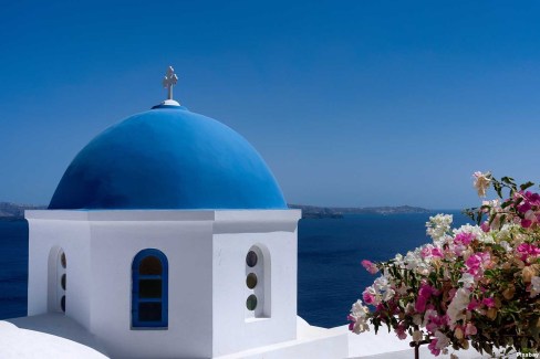 Eglise à dôme bleu à Santorin dans les Cyclades