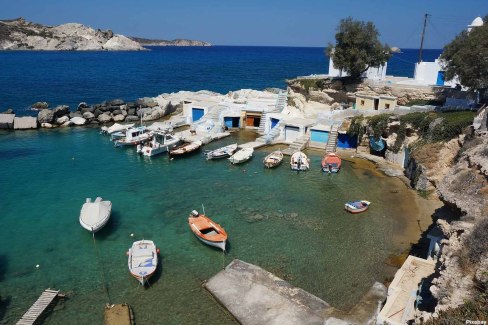 Milos et ses garages à bateaux