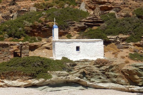 Petite église blanche des Cyclades à Sifnos
