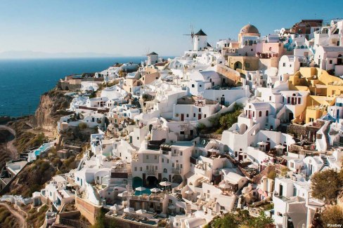 Village de Oia sur l'île de Santorin dans les Cyclades grecques