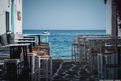 Déjeuner avec vue à Mykonos dans les Cyclades