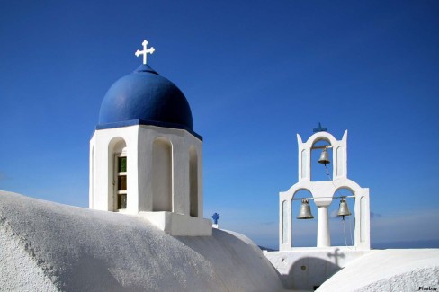 Eglise à dôme bleu à Santorin en Grèce