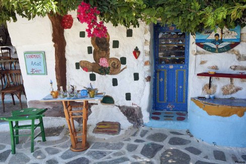 Pause déjeuner sous les bougainvilliers à Amporgos - Cyclades