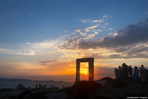 Coucher de soleil sur la porte d'Apollon à Naxos