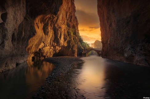 Paysage romantique de la Grèce continentale