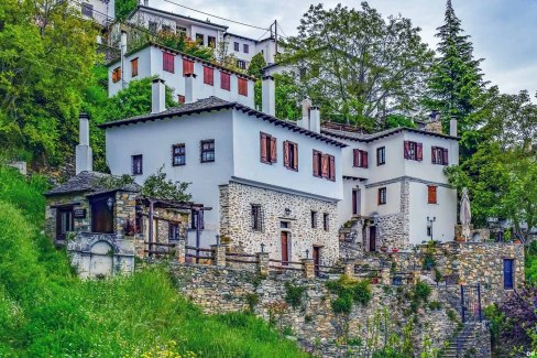 Village pittoresque de la Grèce continentale