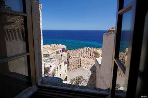 Vue sur la mer à Monemvassia dans le Péloponnèse