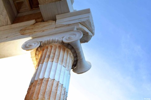 Corbeille de colonne ionique dans un temple d'Athènes