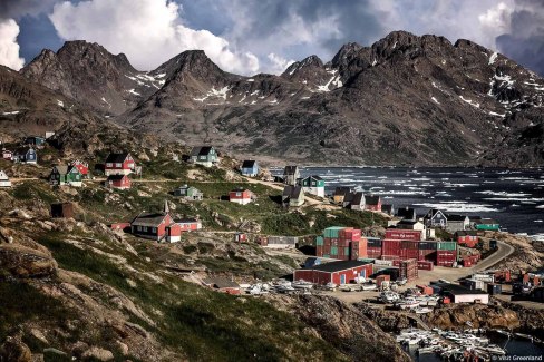 4-Visit-Greenland_vue-dete-sur-le-village-de-Tasiilaq-sur-la-cote-est-du-Groenland-web