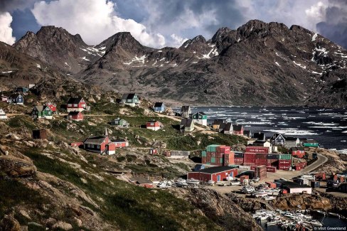 Vue de Tasiilaq en été sur la côte Est du Groenland