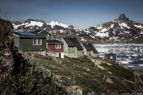 Maisons colorées devant la montagne Polheim à Tasiilaq à l'est du Groenland