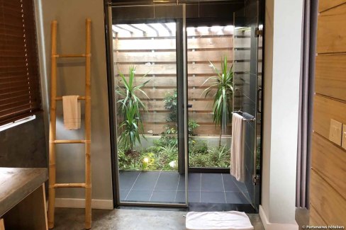 Douche en extérieur dans un hébergement à l'île Maurice