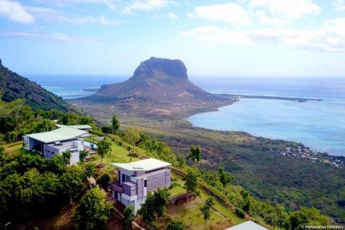 Vue aérienne d'un hébergement mauricien avec vue mer