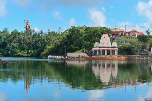 Grand bassin du temple Ganga Talao sur l'île Maurice