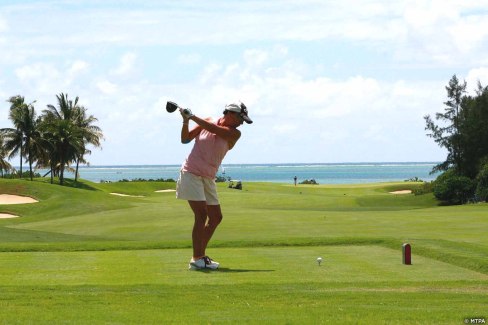 Golfeuse en plein swing à l'île Maurice