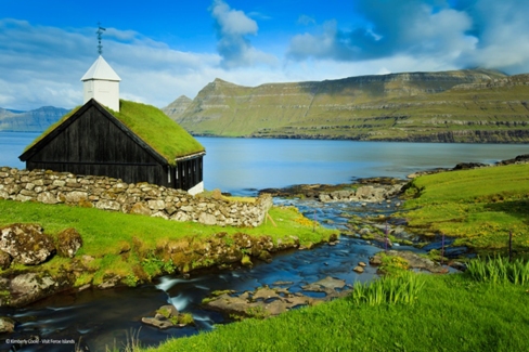 Eglise au toit de tourbe aux Iles Féroé