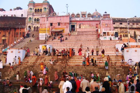 Ghats-de-Viajaya-Nagaram-au-petit-matin-Benares