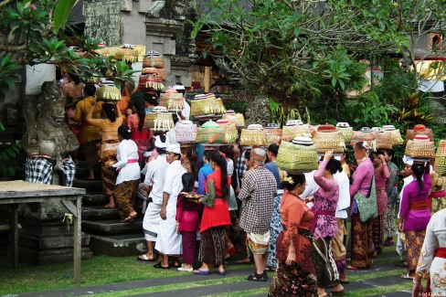 FDO - Bali-offrandes au temple de Pura Desa à Ubud-web