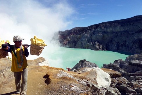 Afandi-Ahmad-Syaikhu-Porteurs-de-soufre-au-Kawah-Ijen-web