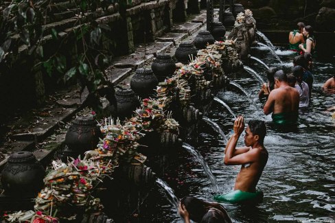 Florian-giorgio-unsplash-Ablutions-aux-sources-sacrees-de-Tirta-Empul-web