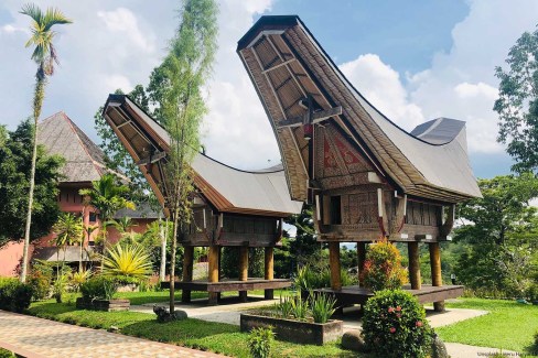 Heru-haryanto-unsplash-Maison-en-bois-a-larchitecture-typique-au-Pays-Toraja-sur-lile-de-Sulawesi-web