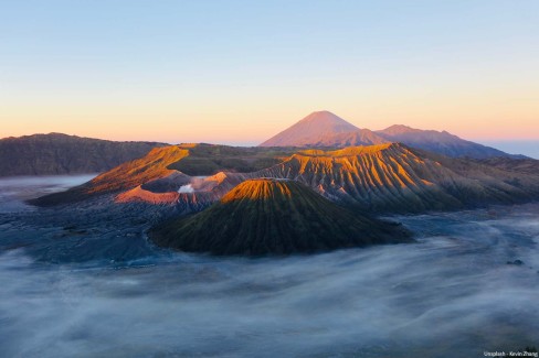 Kevin-Zhang-unsplash-Paysage-matinal-sur-le-Mont-Bromo-Ile-de-Java-web