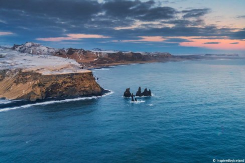 Vue aérienne sur les Reynisdrangar et la plage de vik, Islande