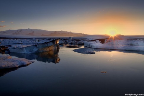 Coucher du soleil sur le lagon glaciaire du Jökulsárlón