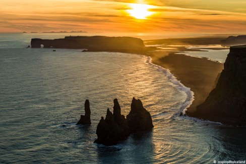 1-InspiredbyIceland_coucher-de-soleil-sur-la-plage-de-Reynisdrangar-et-falaise-Dyrholae_Islande-web