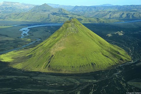 Islande-Volcan-sur-la-cote-sud-de-l-Islande-web