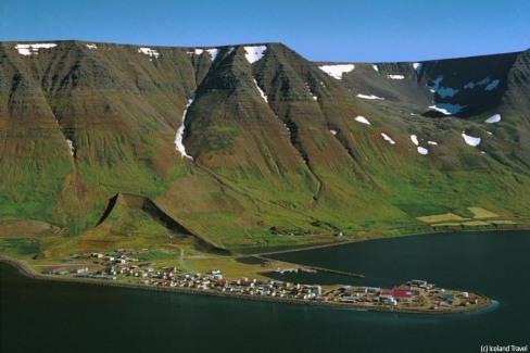 11-IcelandTravel_Flateyri