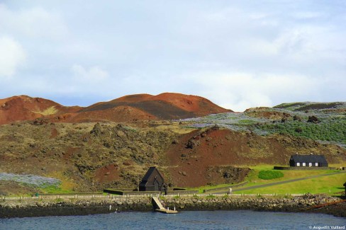 Eglise devant un champ de lave - îles Vestmann - Islande