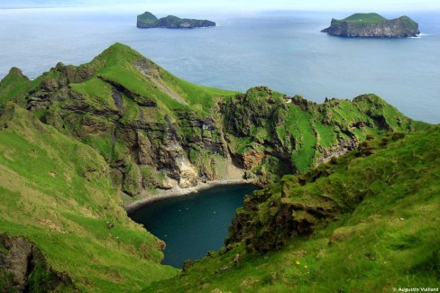 Vue sur les îlots rocheux des îles Vestmann