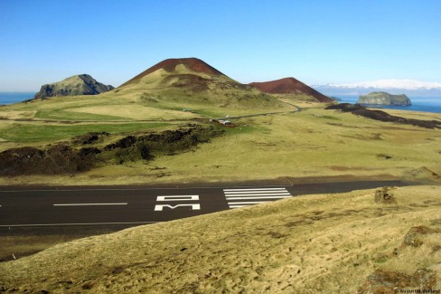 Piste d'aviation sur Heimaey, île de l'archipel des Vestmann en Islande