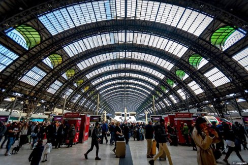 Monde-Authentique-voyage-en-train-en-Italie-Gare-Milano-Centrale-Unspalsh