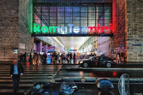 Monde-Authentique-voyage-en-train-en-Italie-Gare-Roma-Termini-Unsplash