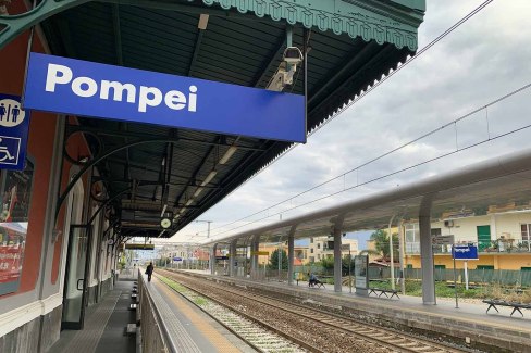 Monde-Authentique-voyage-en-train-en-Italie-Gare-de-Pompei-mbjjmusic-unsplash
